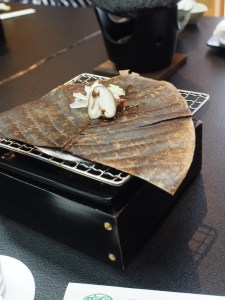 Miso auf Blatt, wird zum Tofu gegessen